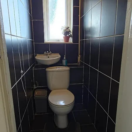 6 Bed House Sleeps 13 - Private Garden Ferienhaus