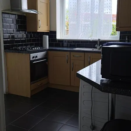 6 Bed House Sleeps 13 - Private Garden Ferienhaus