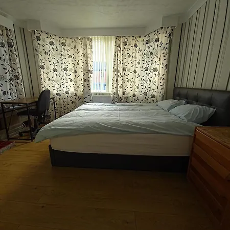Ferienhaus 6 Bed House Sleeps 13 - Private Garden *