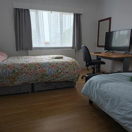 6 Bed House Sleeps 13 - Private Garden Ferienhaus