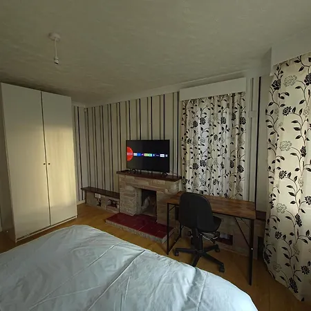 6 Bed House Sleeps 13 - Private Garden Ferienhaus *