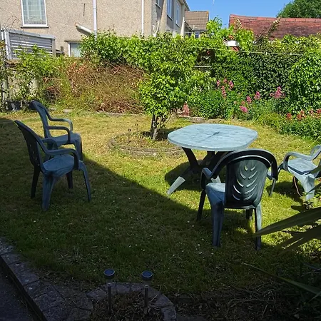6 Bed House Sleeps 13 - Private Garden Ferienhaus