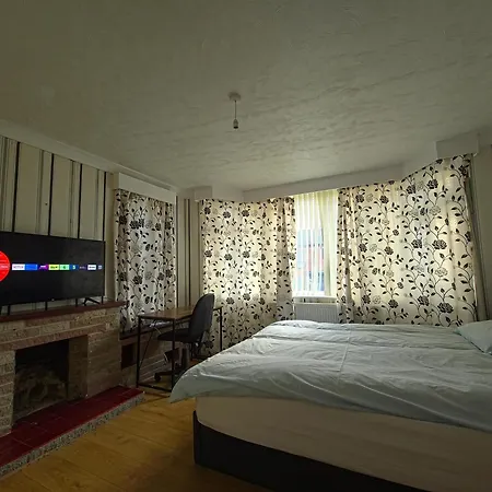 6 Bed House Sleeps 13 - Private Garden *
