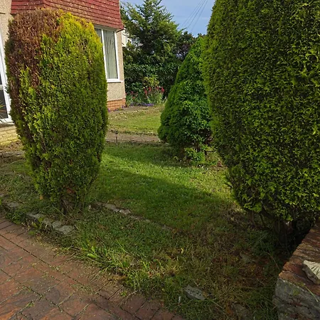 6 Bed House Sleeps 13 - Private Garden Ferienhaus *