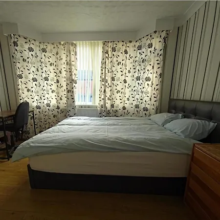 6 Bed House Sleeps 13 - Private Garden * Bristol