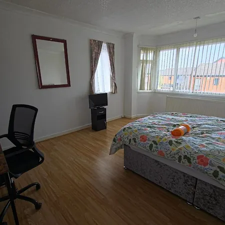 6 Bed House Sleeps 13 - Private Garden * Bristol