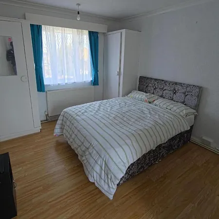 6 Bed House Sleeps 13 - Private Garden *