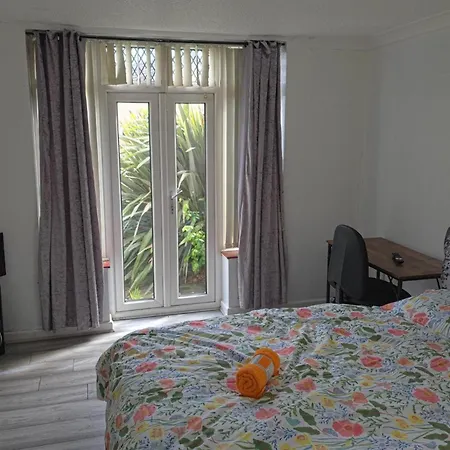 6 Bed House Sleeps 13 - Private Garden Ferienhaus Bristol