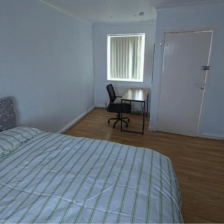 6 Bed House Sleeps 13 - Private Garden Ferienhaus