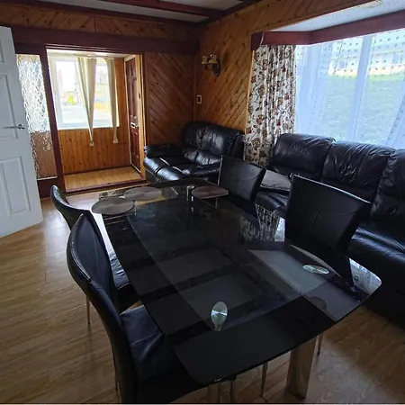 6 Bed House Sleeps 13 - Private Garden *