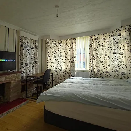 6 Bed House Sleeps 13 - Private Garden